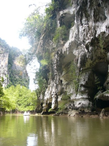 Khlong Pak Lao Rowing past eroded cliffs